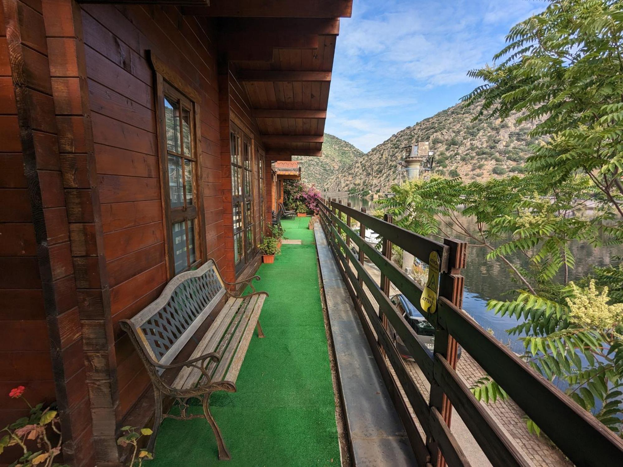 Douro Yacht Charter & Bungalows เซาโจเอา ดา เปชเกรา ภายนอก รูปภาพ